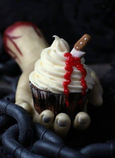 cropped-taracupcakehand.jpg